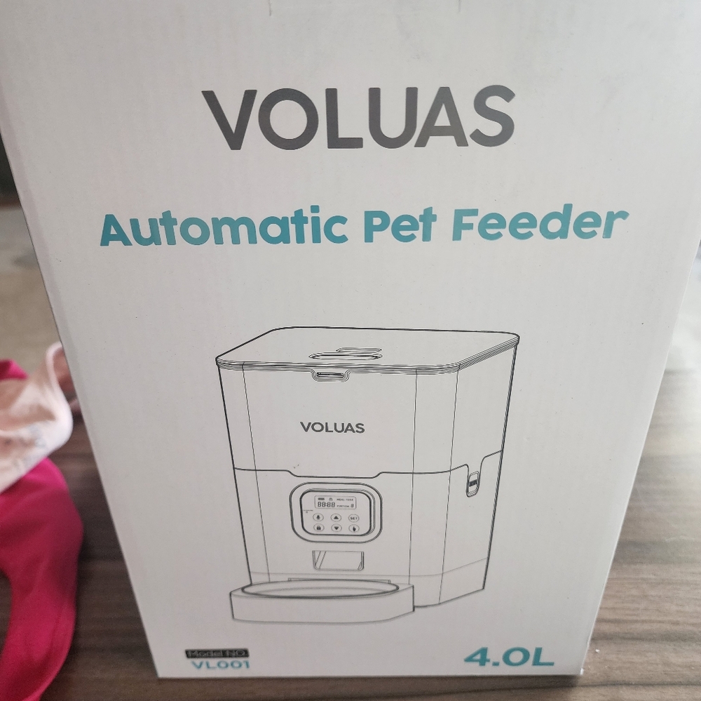 Automatic pet feeder. New in box
